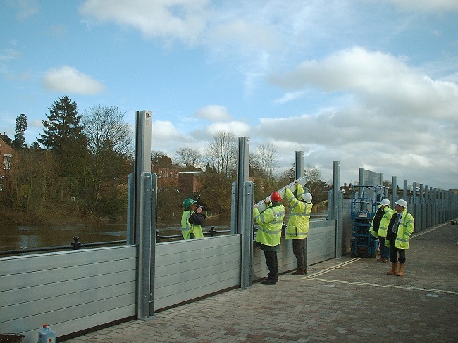 Système de digue démontable pour berges et lotissements