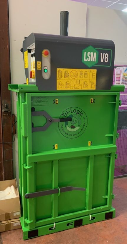 Presse à balles moyenne V8 pour glassine - Gestion simplifiée des supports d'étiquetage._5