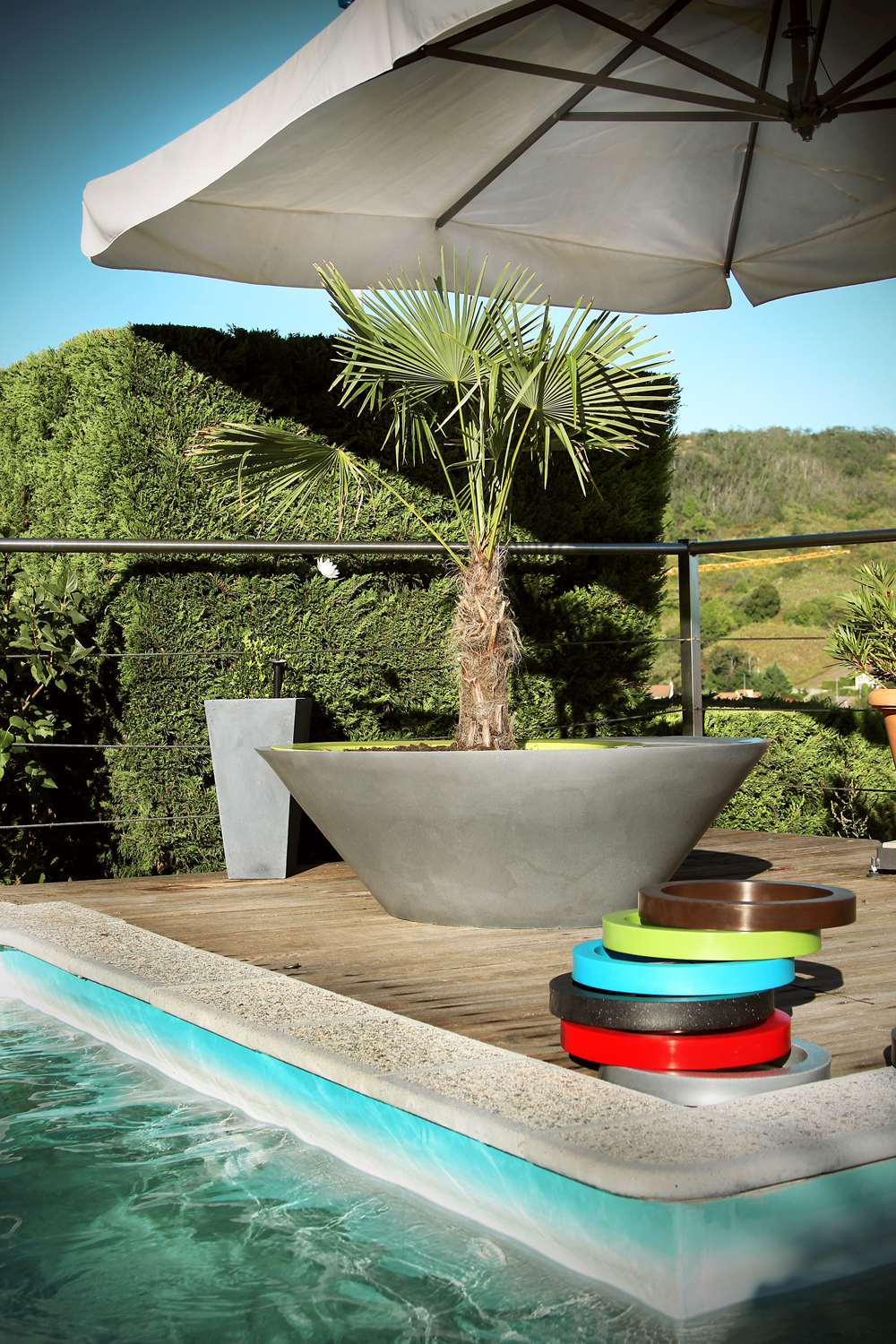 Pot de fleur Colors® - modèle Sitting - ultra-léger, résistant UV et températures extrêmes - réserve d'eau intégrée_5