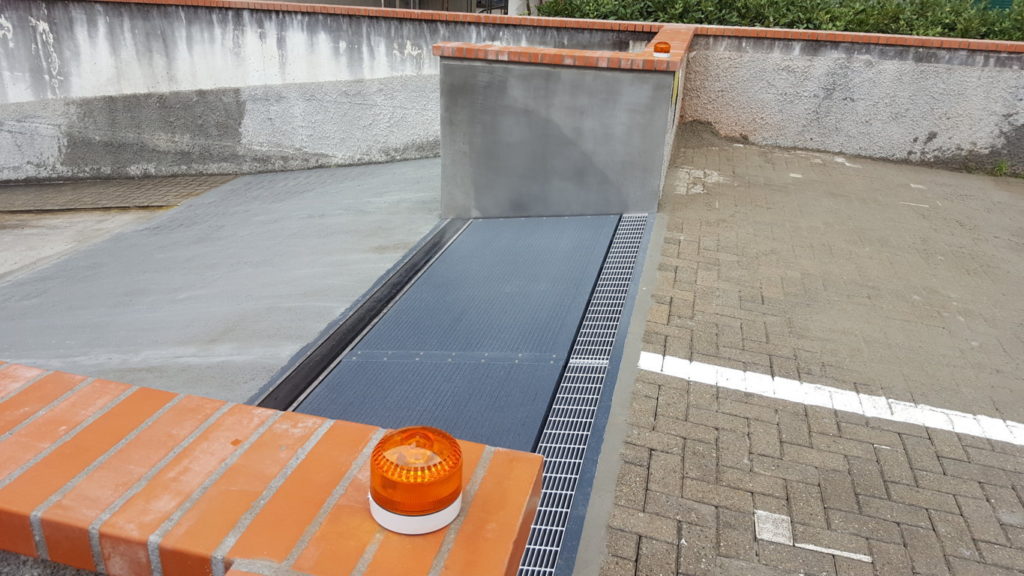 Barrière rétractable pour protection contre les inondations