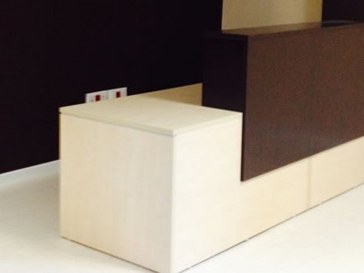 Banque d'accueil professionnel NEW PANO - design modulable avec accessoires personnalisables_5