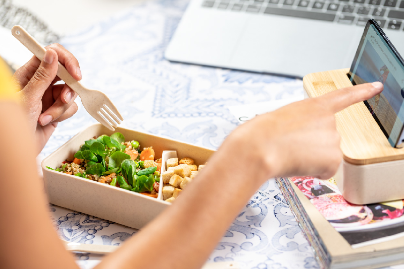 Lunch box en plastique PP - couvercle en bambou avec support téléphone - 2 compartiments de 700 ml avec couverts inclus_5