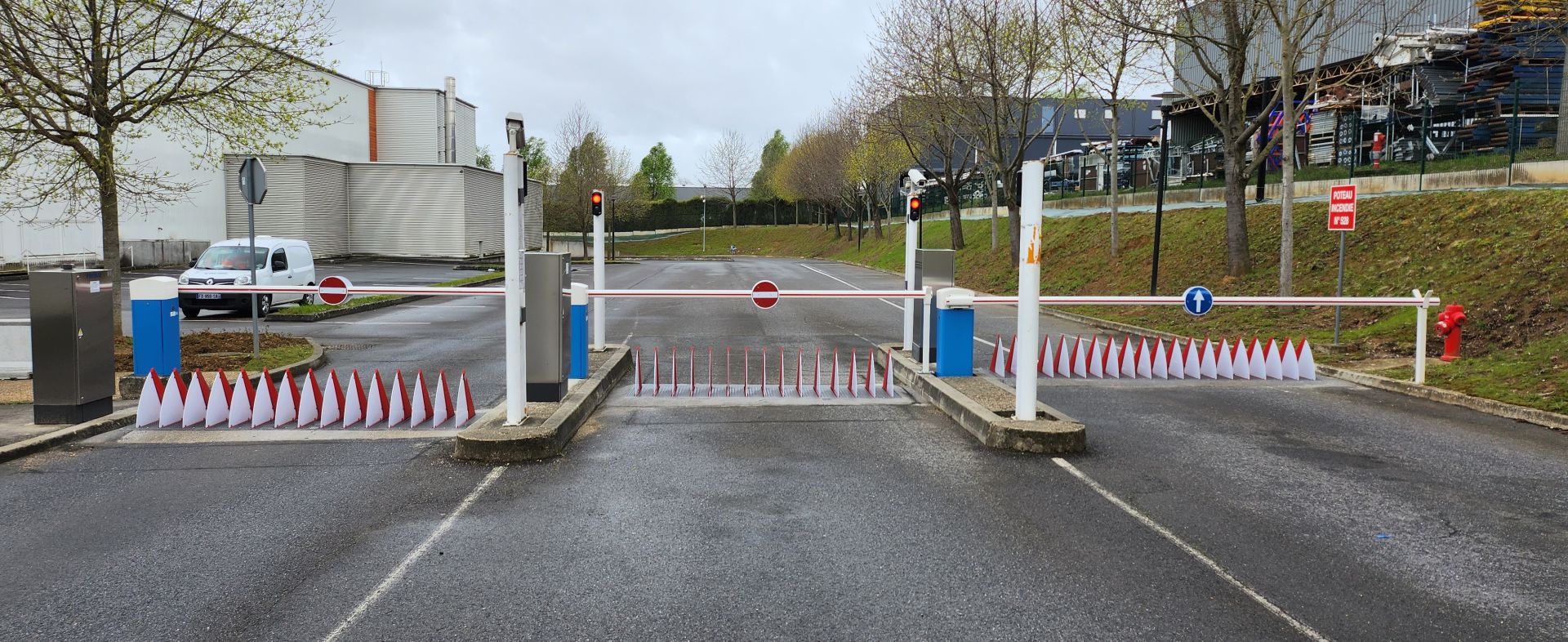 Système de contrôle d'accès avec obstacle escamotable