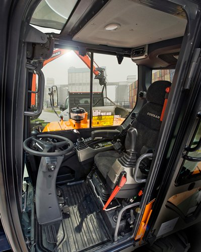 Mini pelle DX57W-5 adaptée aux travaux de tranchées et de manutention