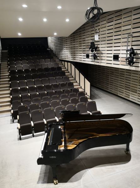 Tribunes fixes  parfaits aux bâtiments existants ou en construction_5