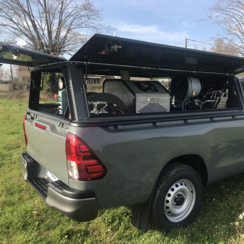 Véhicule d'assainissement avec moteur hydraulique et enrouleur de remplissage en option