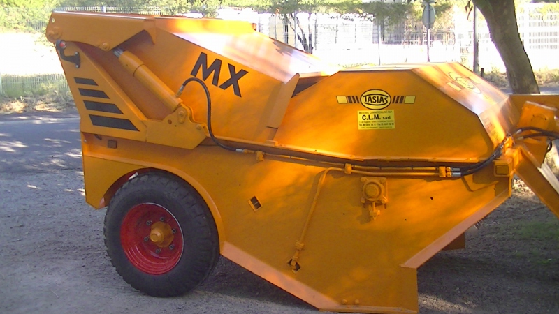 Ramasseuse de pierres à attelage fixe , articulé, déportable hydrauliquement_5