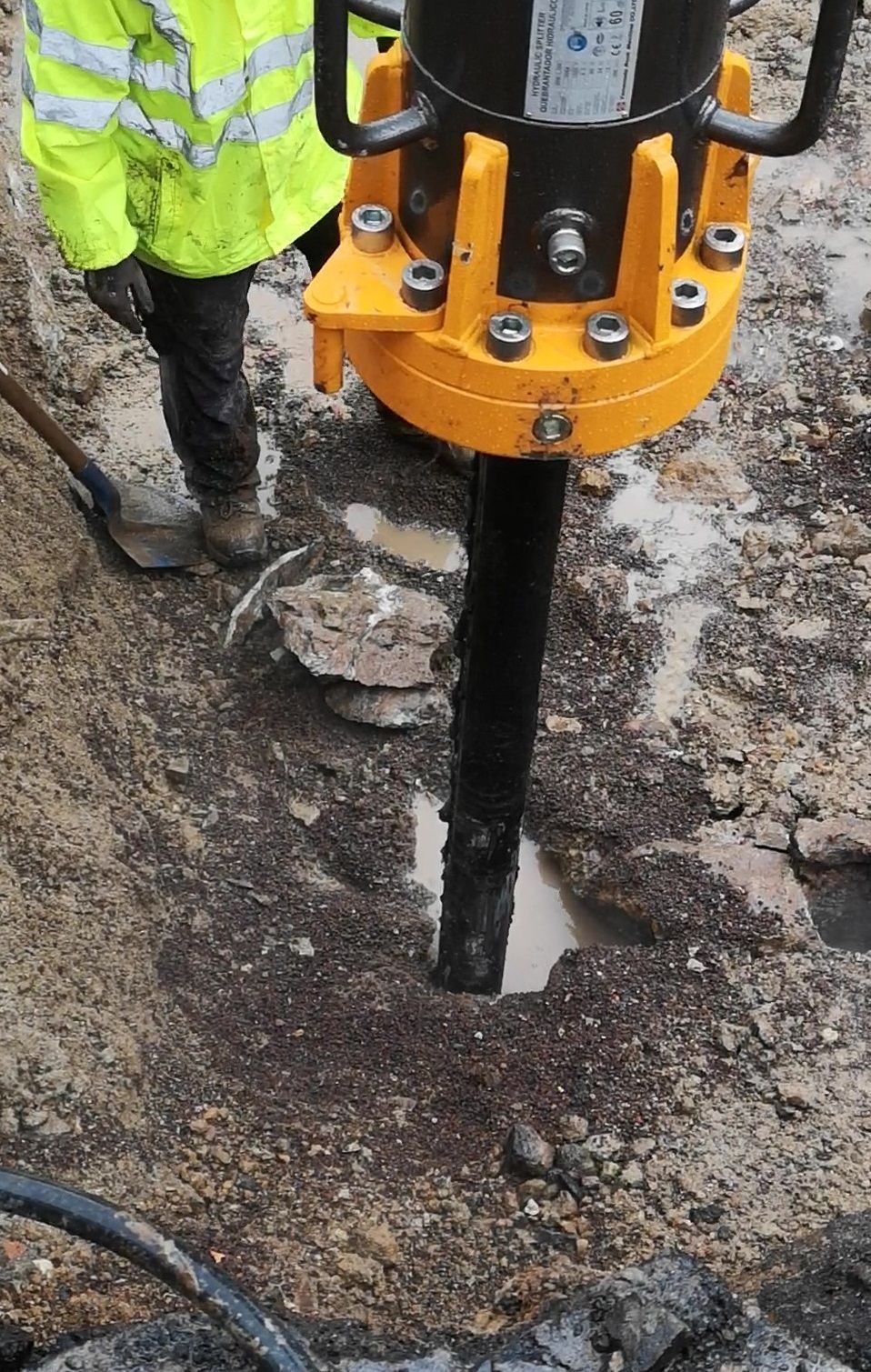 Appareil pour éclatement de roches en trois étapes