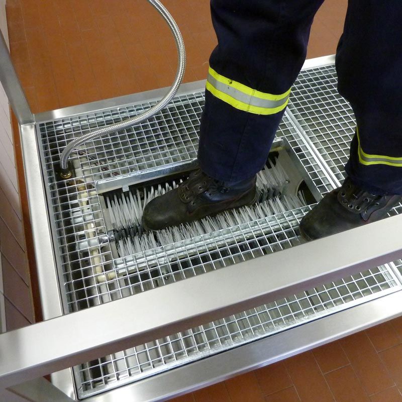 Grille galvanisée pour nettoyage de bottes avec brosses intégrées
