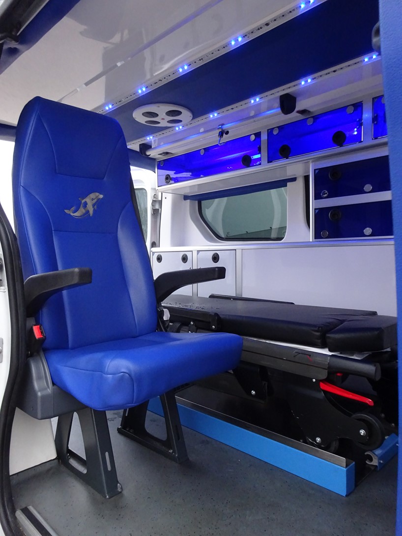 Ambulance Opel Vivaro avec GPS intégré et contrôle technique à jour