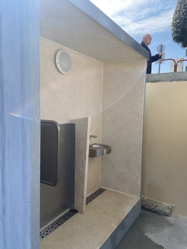 Cabine PMR avec mur urinoir, équipée de local technique, de finitions extérieures en bois, en trespa et en béton - référence 2073_5