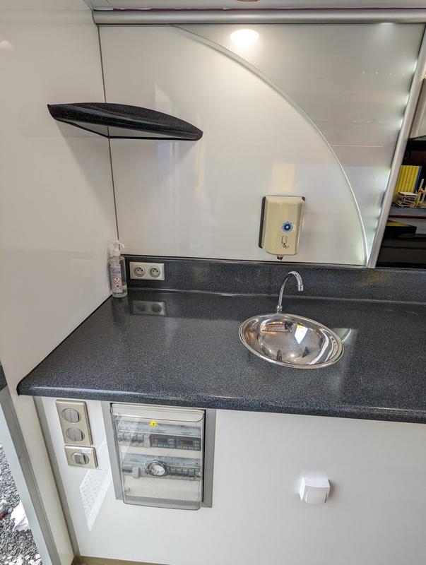 Camion d'occasion boucherie Peugeot Boxer 6m60 - Vitrine réfrigérée 5m83 + réserves réfrigérées_5