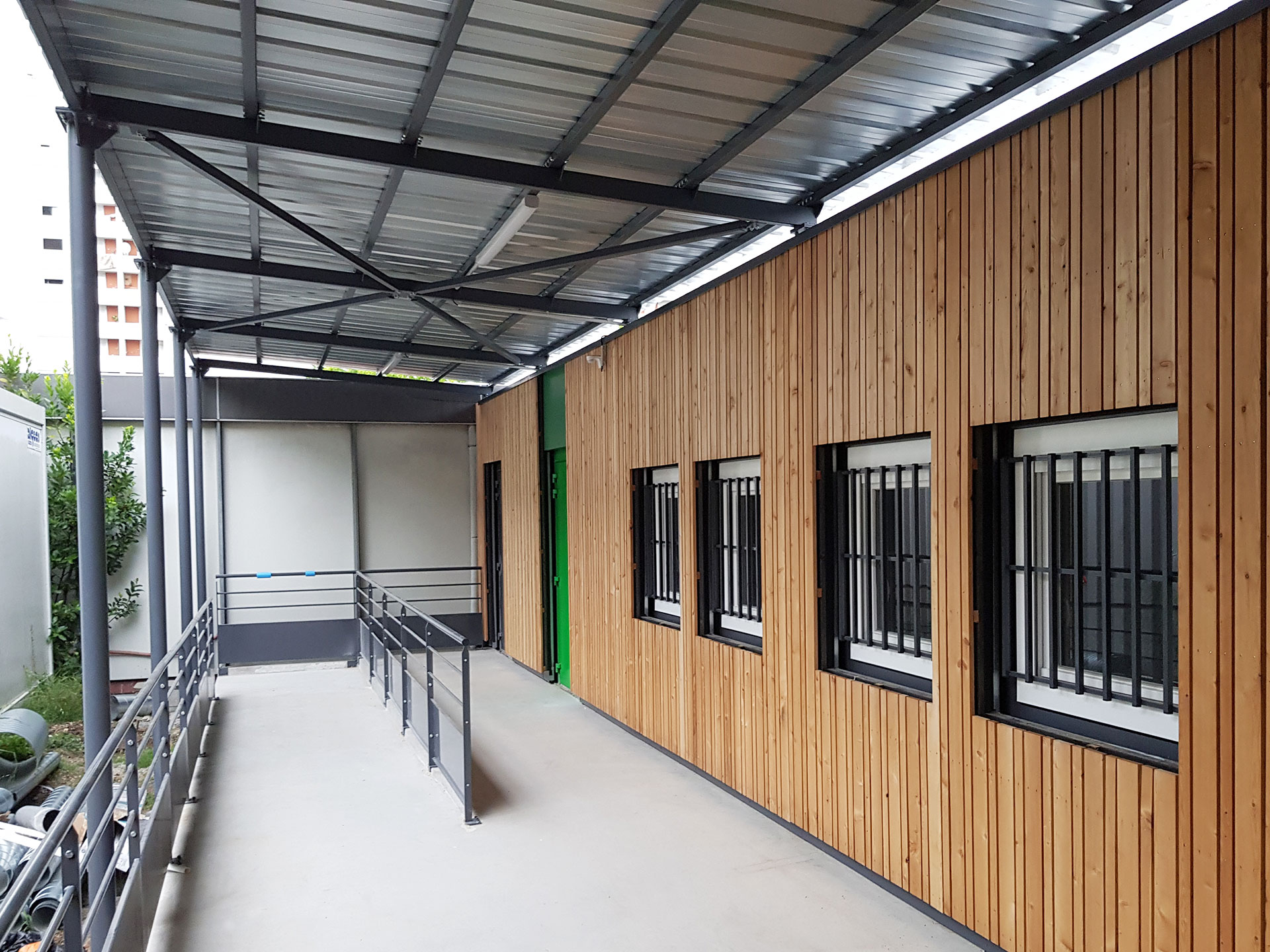 Préau couvert sur mesure pour établissement scolaire, bâtiment modulaire ou extérieur abrité - Fabrication SITI EUROPE depuis 25 ans_5