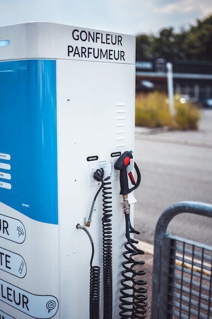 Borne de lavage auto avec écran haute luminosité et LED personnalisables