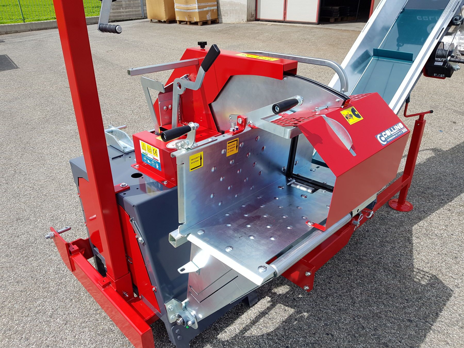 Appareil combiné pour scier et déplacer du bois de chauffage
