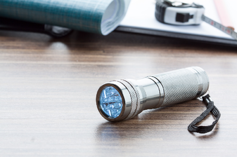 Set de lampes torches 12 LED en aluminium avec dragonne et boîte cadeau noire_5