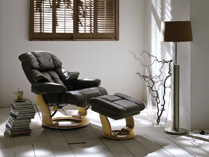 Fauteuil relax CLAIRAC - assise en cuir marron, pied en bois naturel avec repose-pied, inclinable et pivotant 360°_5