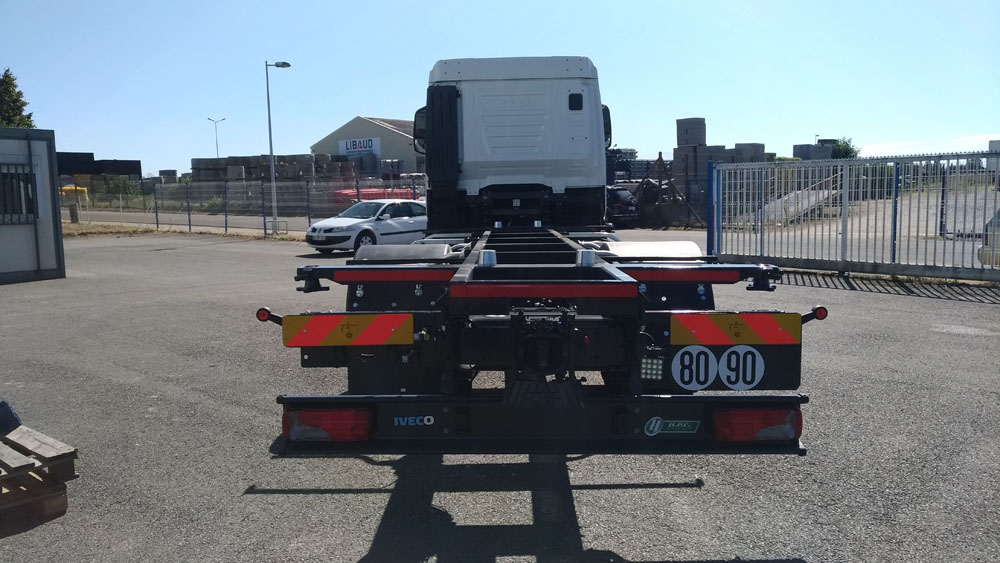 Caisse mobile pour véhicule conforme au Code de la Route