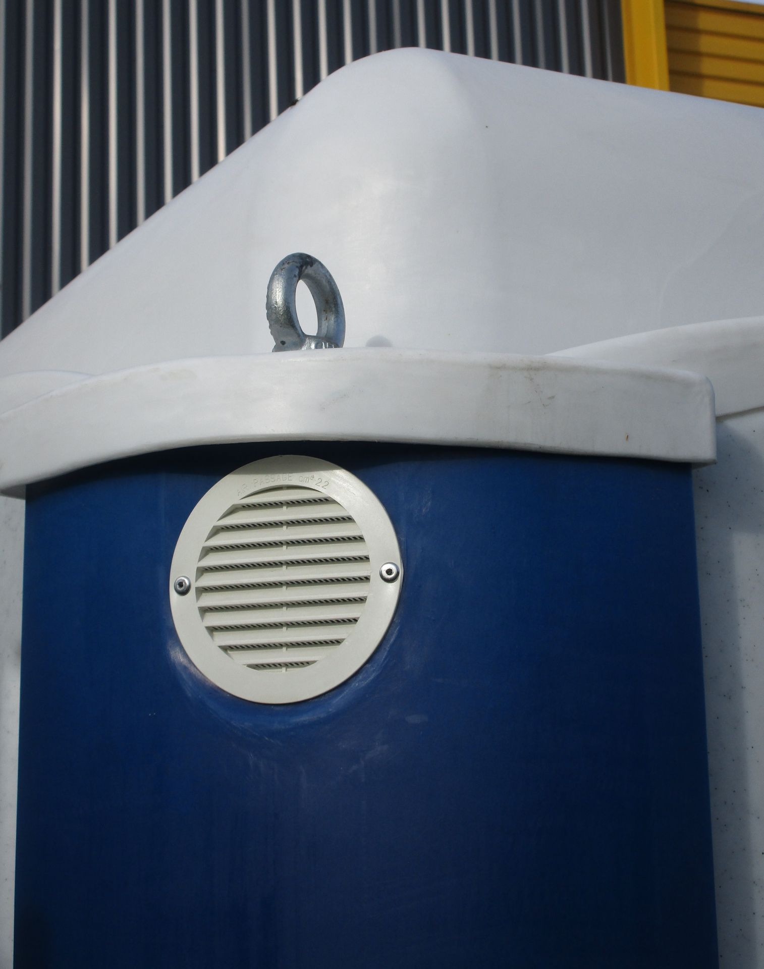 Toilette mobile coloris au choix : bleu, vert ou rouge