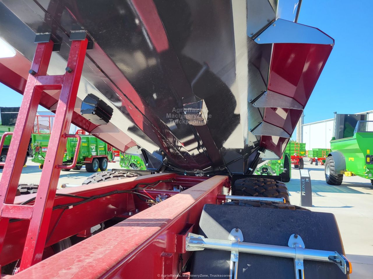 Benne TP avec suspension type bogie, ressorts paraboliques - PRONAR T701HP_5