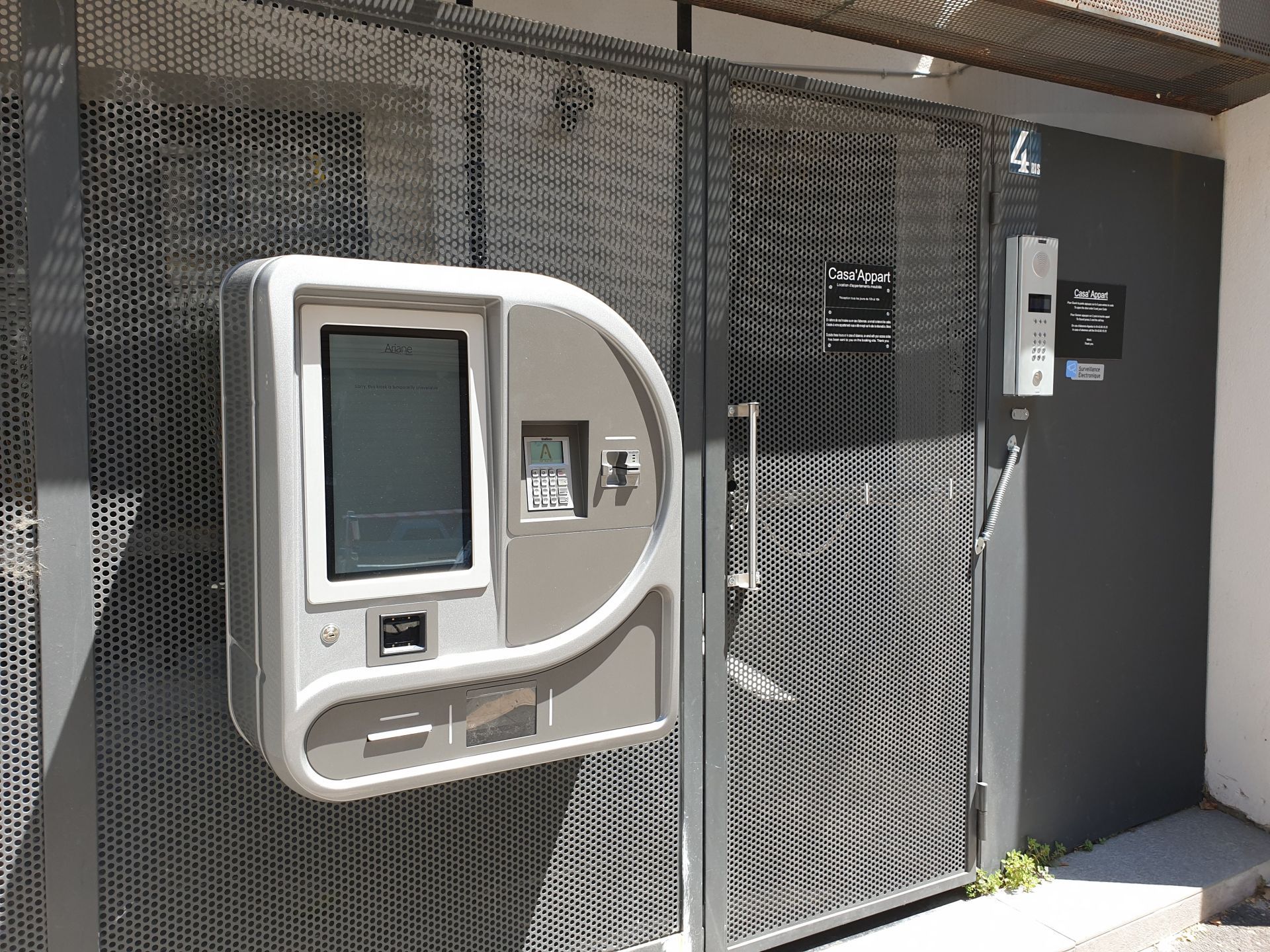 Automate d'enregistrement pour hôtels disponible en trois couleurs