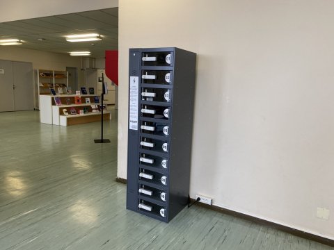 Station de charge multi-appareils Classic Wall Lite - 10 casiers sécurisés avec câbles trident et prises électriques_5
