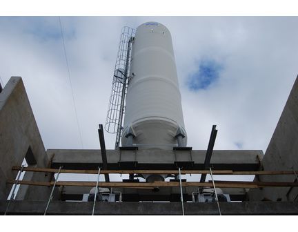 Silo avec étanchéité renforcée grâce au solin d'étanchéité