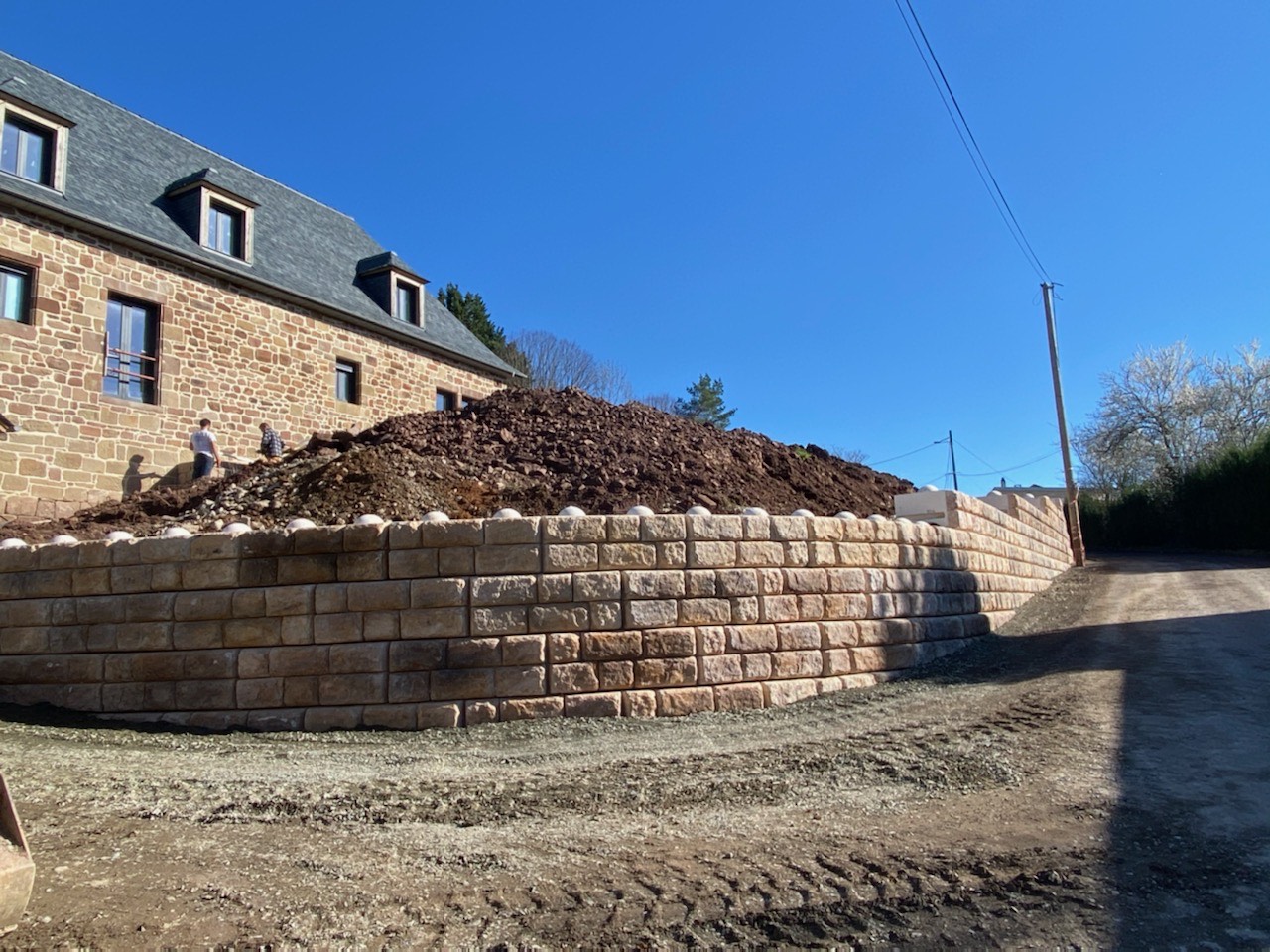 Mur en béton empilable pour réduire la propagation du feu