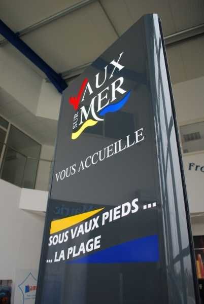 Totem d'intérieur ou d'extérieur sur mesure, idéal pour les boutiques - OUEST ENSEIGNES_5