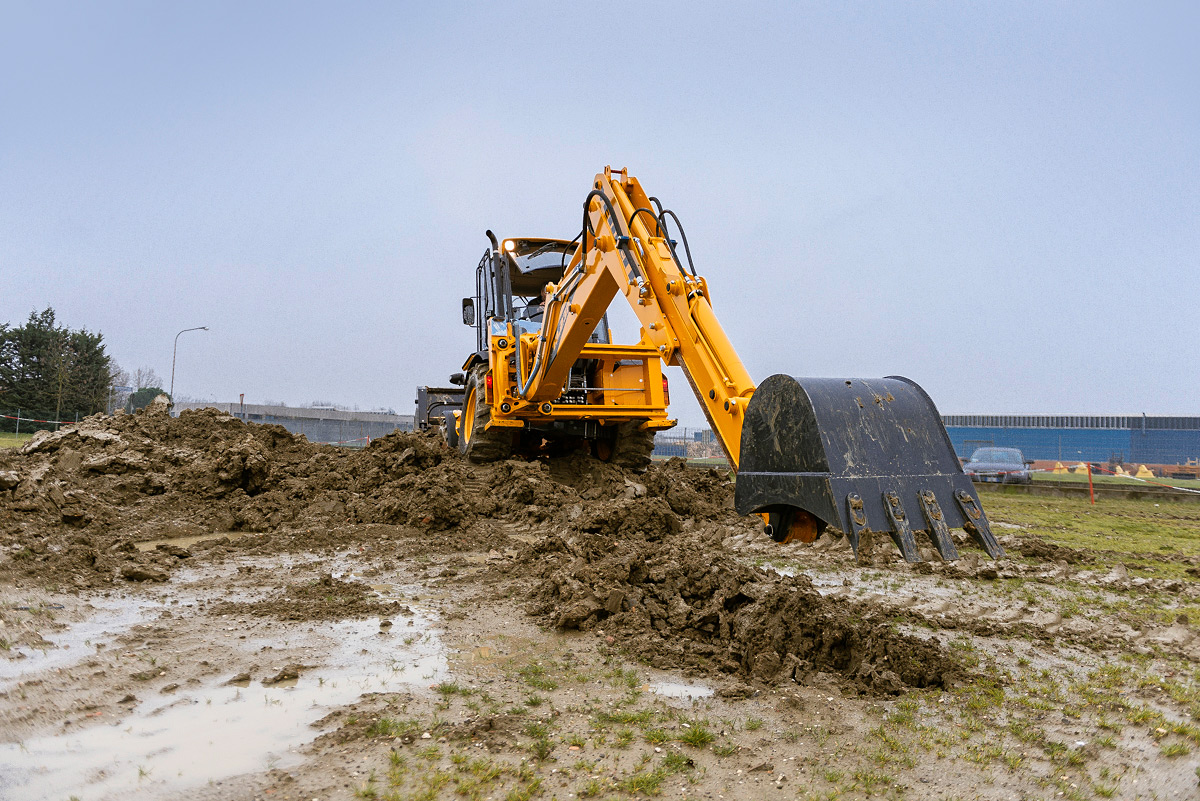 Tractopelle Venieri 10.23D avec tableau de bord complet et siège réglable