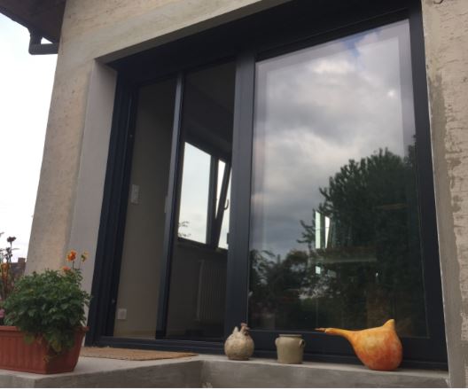 Moustiquaire avec maintien d'ouverture partielle