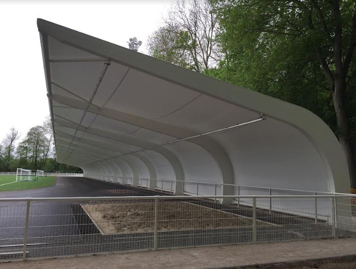 Couverture piste d'athlétisme 115 m x 9.60 m - Normandie Structures - sur mesure avec auvent et poteaux galvanisés_0