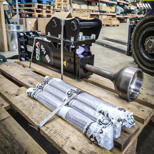 Outil de chantier avec double fonction brise-roche et enfonce-pieux