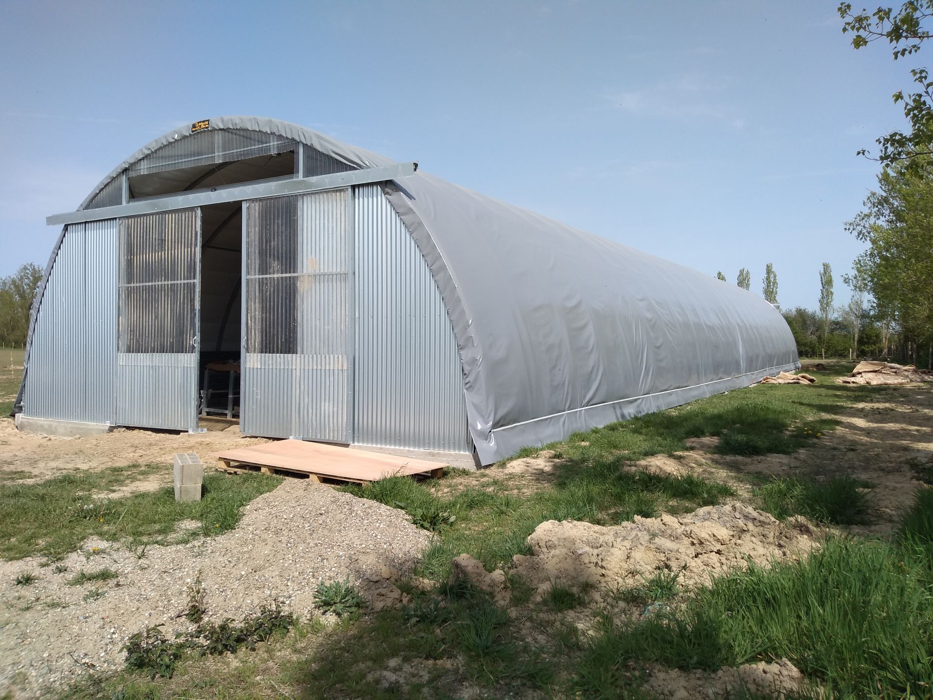 Tunnel d'élevage Abristhor sur solution béton (dalle, longrines, blocs, murs) pour un maximum de bien-être aux animaux et aux éleveurs_5