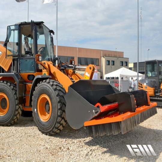 Balayeuse Vera industrielle - Compatible pelles, chargeuses et skip loaders - Bergamini - Déclinaisons adaptées pour tous usages_5