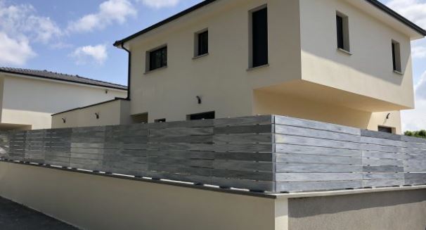 Clôture PVC quasi-occultante haut de gamme - Chloris Pleine - Gamme Prestige - Sur-mesure avec lames robustes en PVC et finitions modernes_5