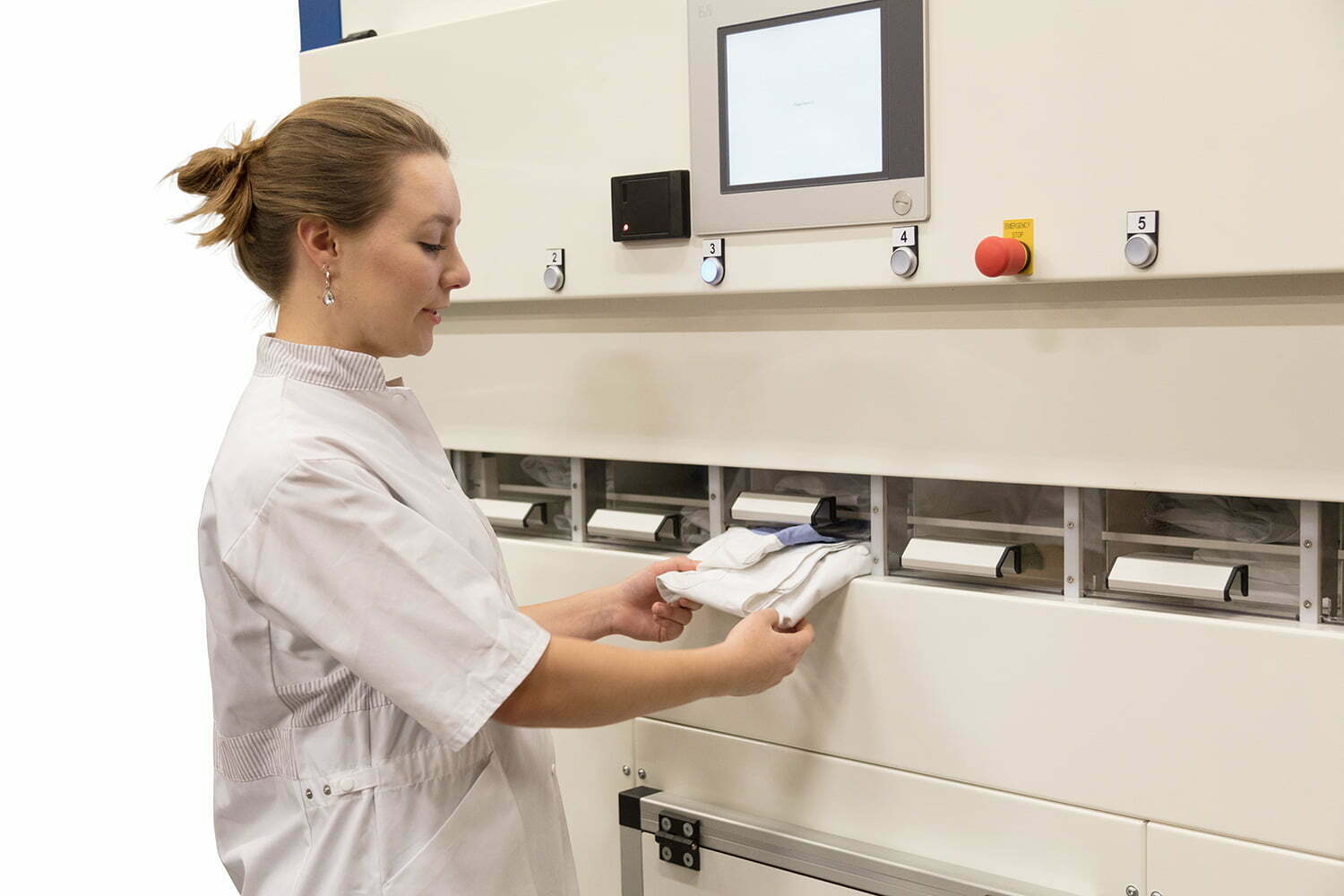 Distributeur automatique de tenues professionnelles pliées - SIZER - idéal pour les établissements avec peu d'espace, gestion intelligente et traçabilité RFID_5