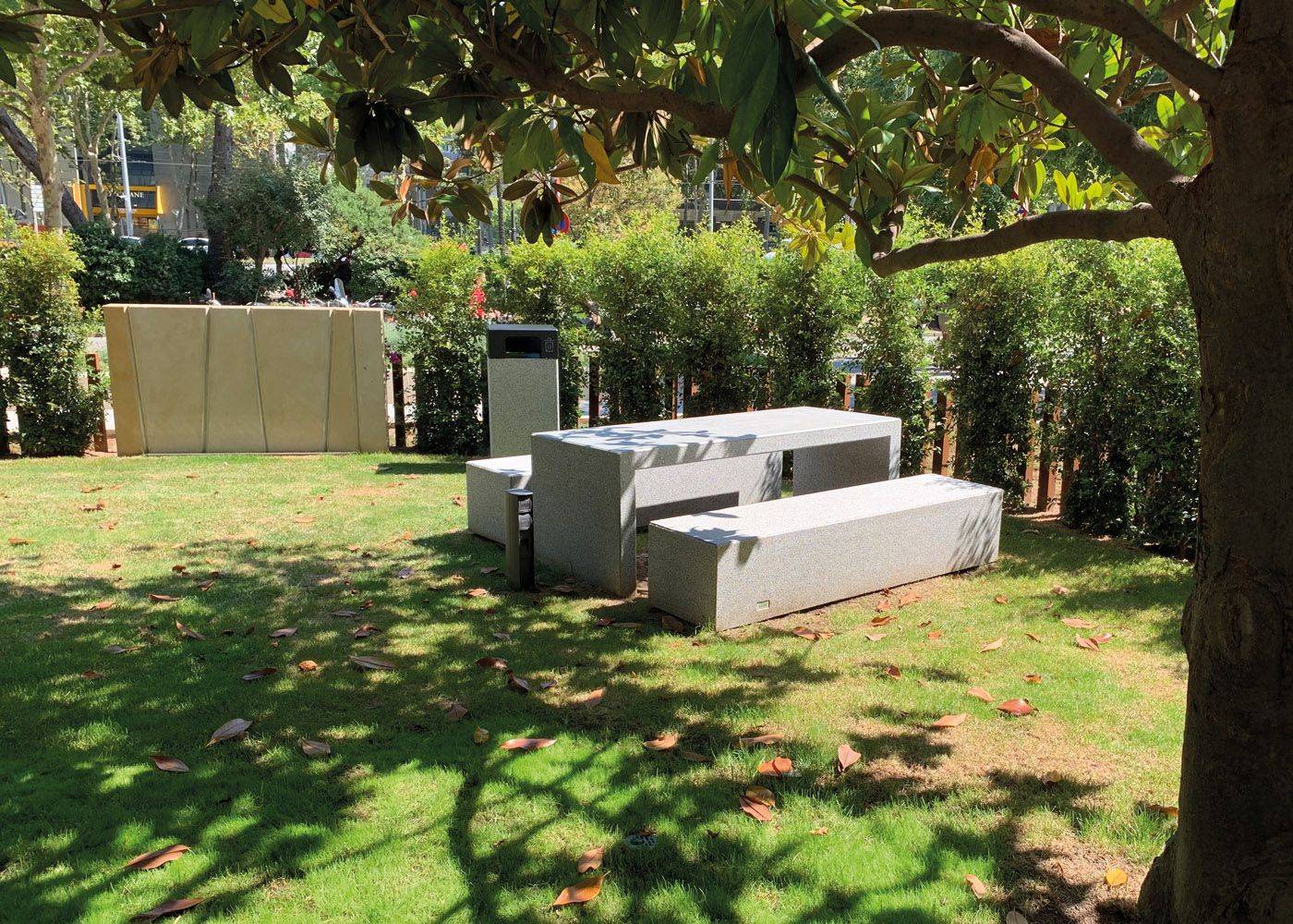 Table kube UM372M - béton préfabriqué gris granite aspect lisse_5