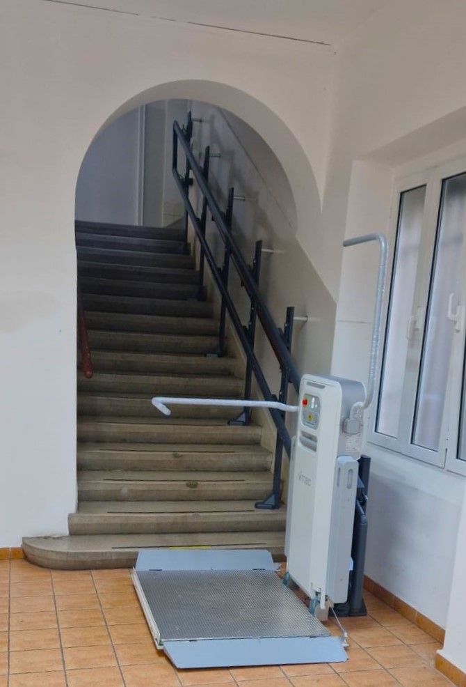 Monte-escalier avec plateforme V6 - pour escaliers droits - sécurité totale - personnalisable en couleurs RAL_5