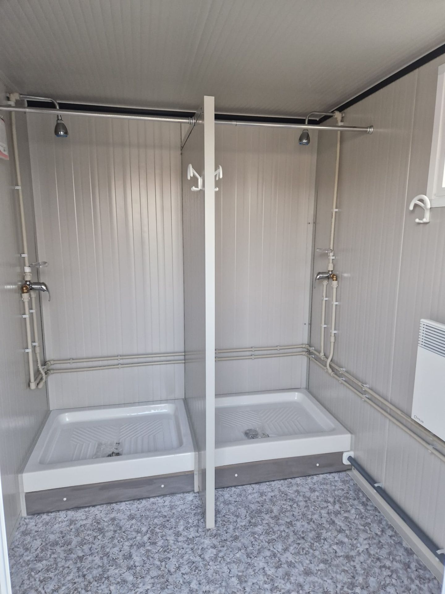 Bungalow sanitaire de chantier DX, avec 2 lavabos, 2 douches, 1 urinoir et 2 wc à l'anglaise - Jusqu'à 12-20 personnes_5