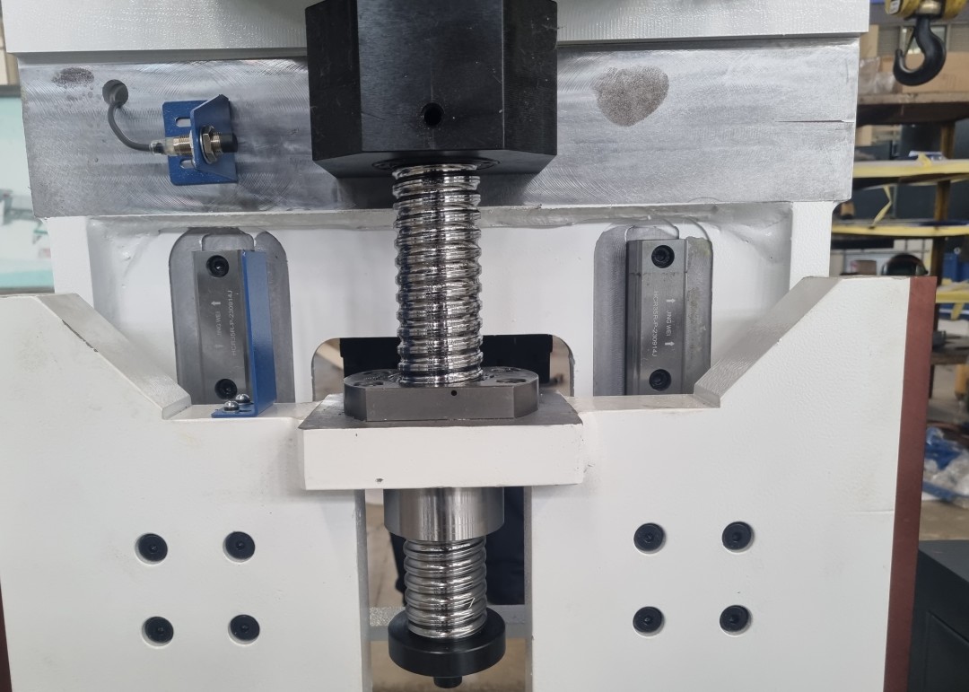 Plieuse électrique à commande numérique ARROW - PE 400x6T - Compacte et précise pour pliage de petites pièces_5