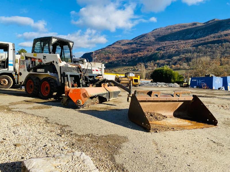BOBCAT s100 mini chargeuse sur pneu (avec accessoires)_5