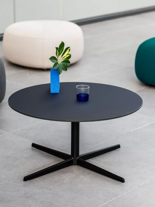Table basse élégante et ergonomique pour espaces professionnels_5