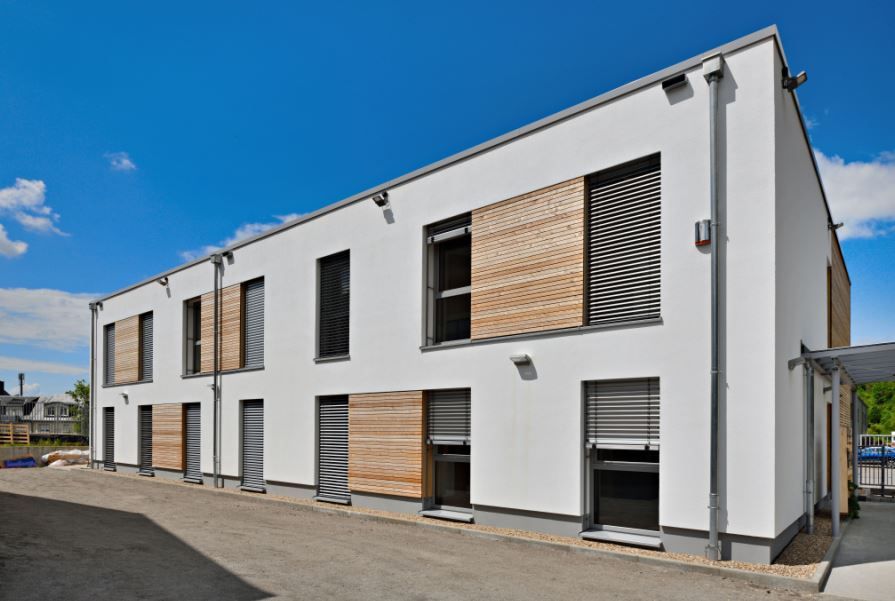 Structures modulaires lumineuses et bien ventilées pour associations