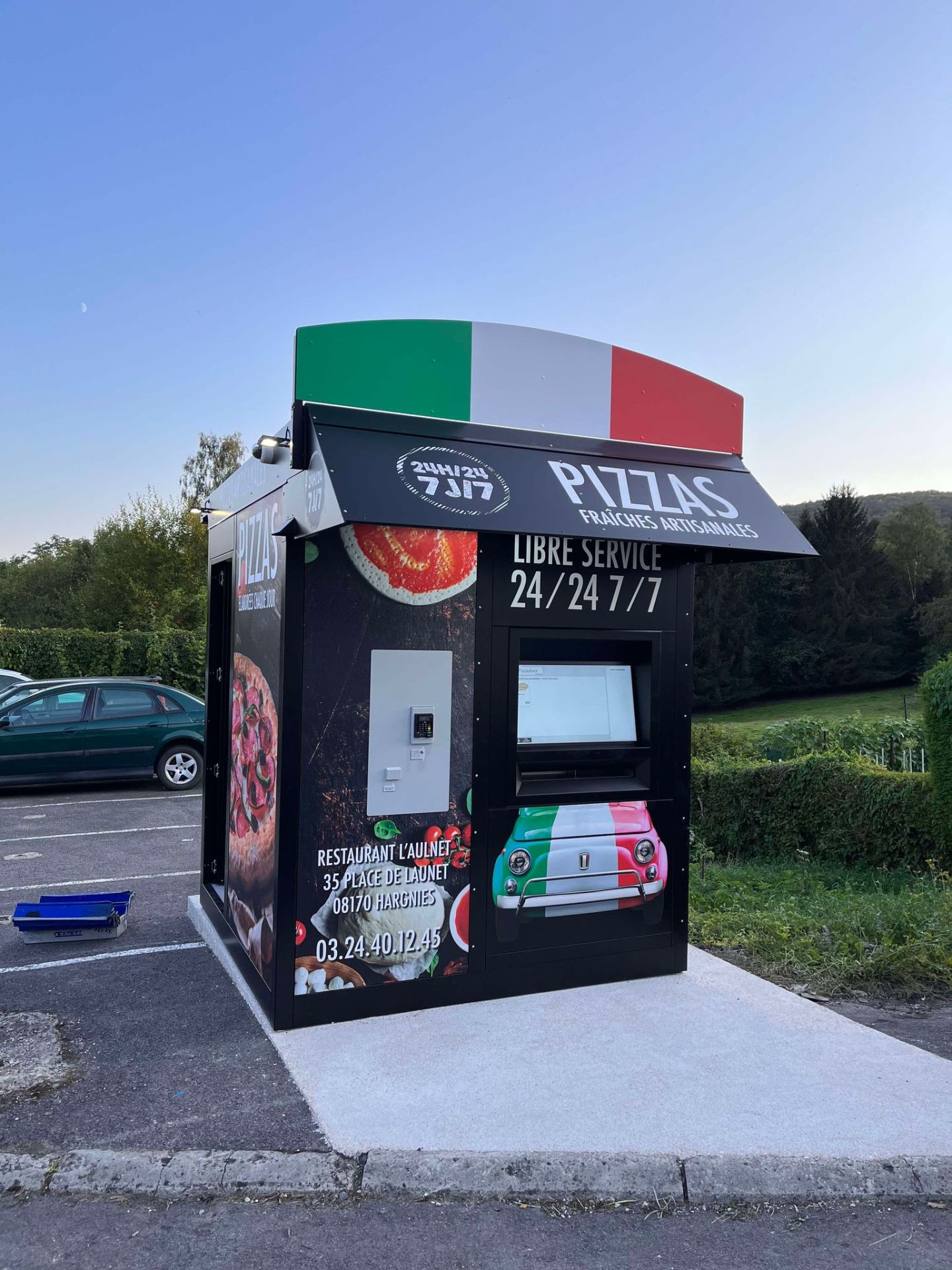 Station de distribution de pizzas en libre-service