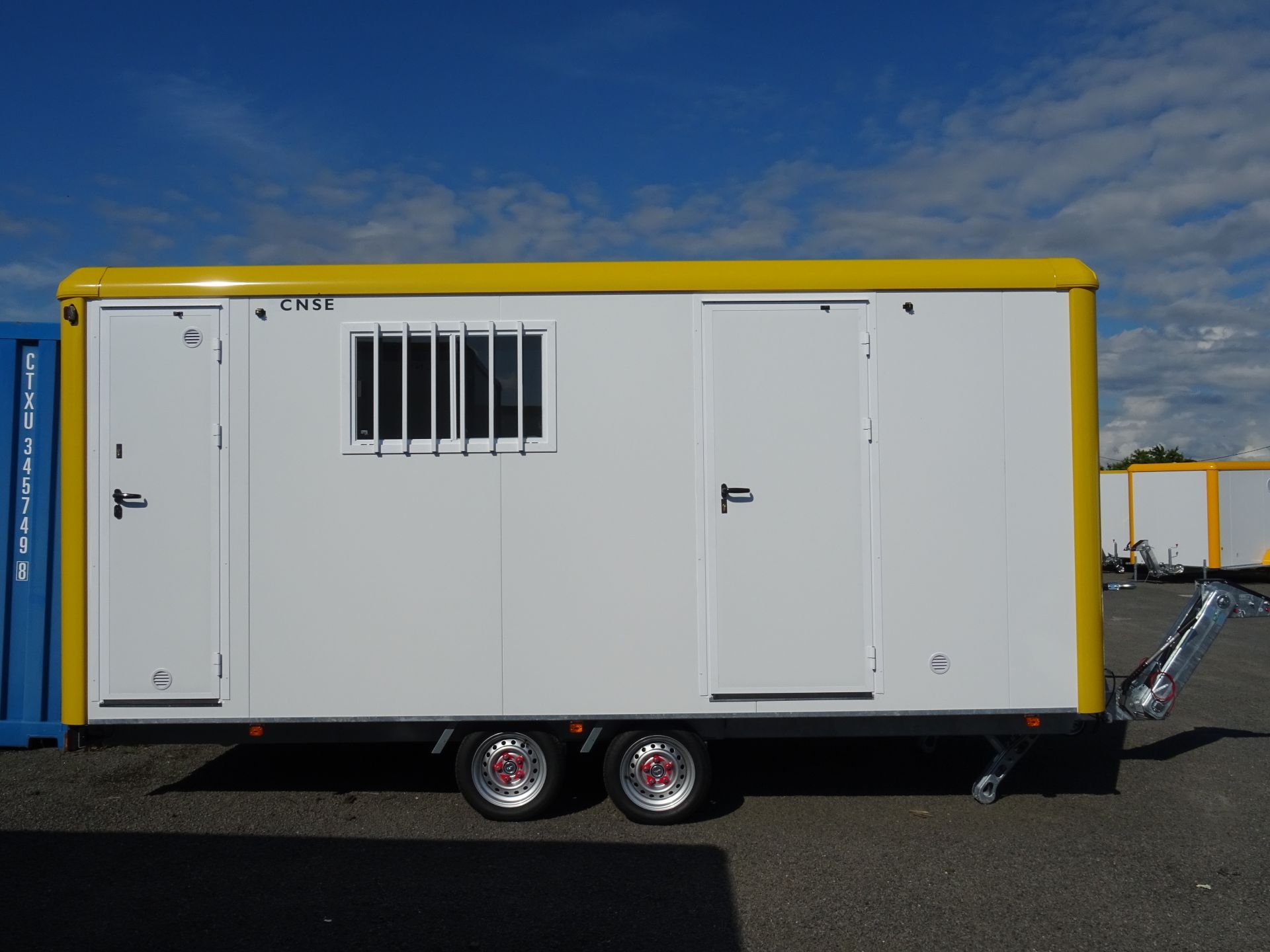 Installation mobile avec parois en mousse polyuréthane