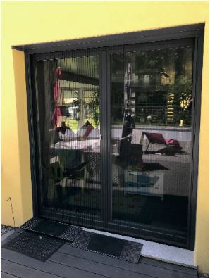 Moustiquaire plissée avec fermeture magnétique pour une utilisation facile