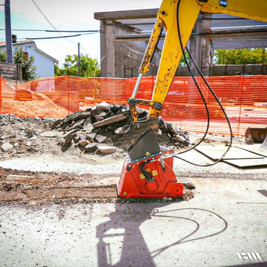 Équipement compact pour entretien de voiries