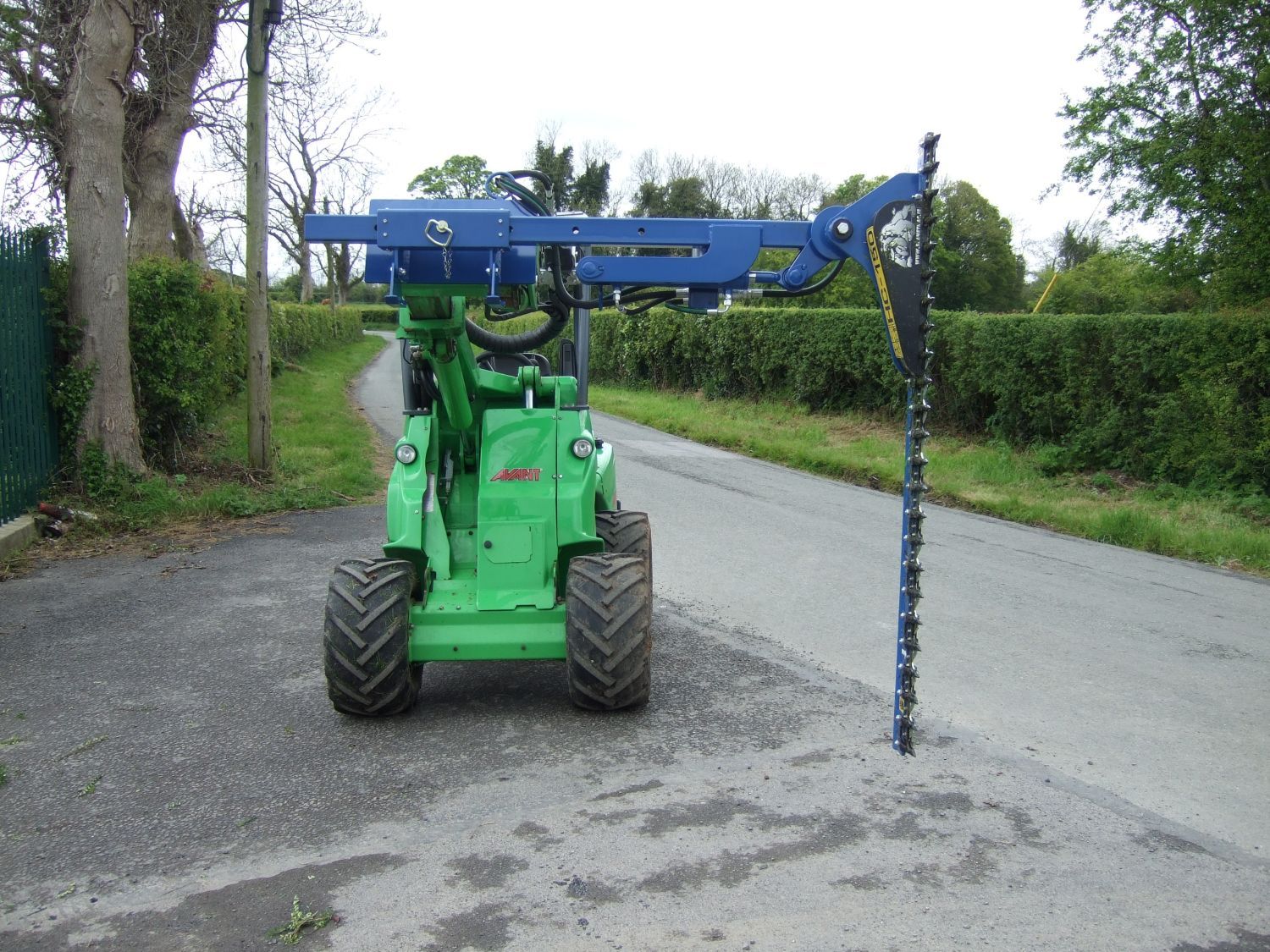 Taille-haie pour chargeuses avec fonction inversable SA800