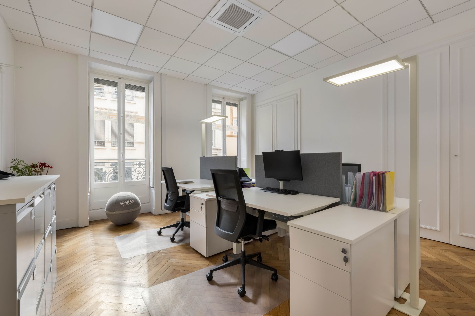 Aménagement de bureaux professionnels UP & DESK - Solutions modernes, ergonomiques et design à Lyon_5